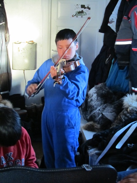 Violinspillende børnehjemsdreng