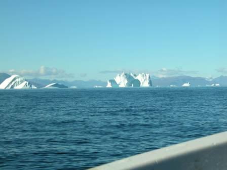 Isbjerge mellem Illorsuit og Nuugaatsiaq