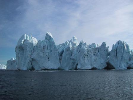 Et af de imponerende isbjerge i fjorden